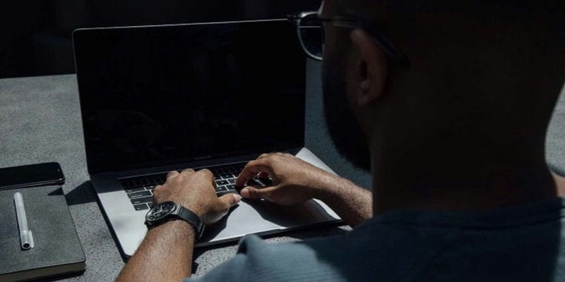 Laptop Lên Màn Hình Nhưng Không Chạy? Nguyên Nhân & Cách Khắc Phục 12 Mẹo Phòng Tránh