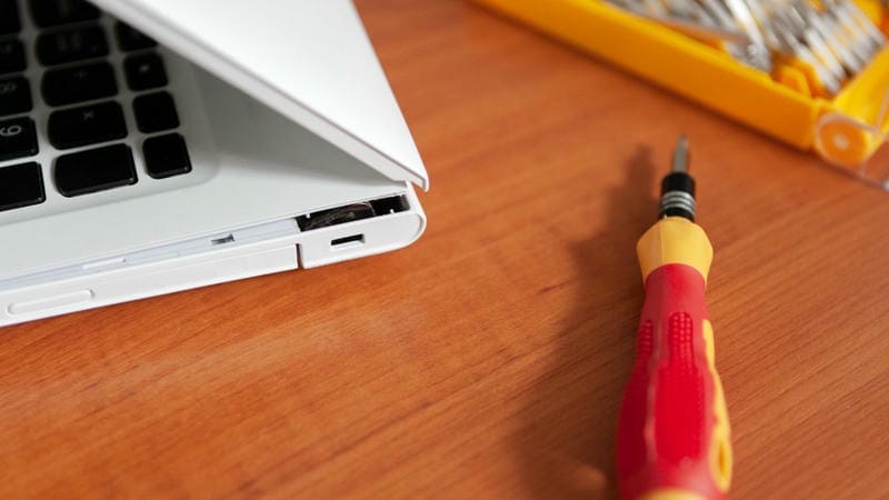 Gãy Bản Lề Laptop: Nguyên Nhân & Cách Khắc Phục 14 Mức độ trung bình