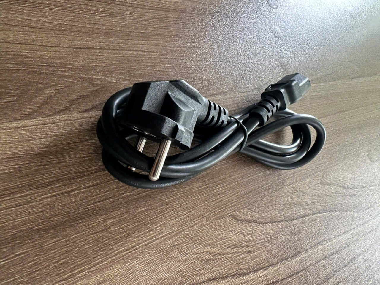 Dây nguồn PC Chuẩn - Nguồn Sống Bền Vững Cho Máy Tính Của Bạn 1 Dây nguồn PC Chuẩn - Nguồn Sống Bền Vững Cho Máy Tính Của Bạn