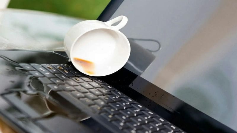 Laptop Bị Vô Nước - Mối Nguy Thầm Lặng