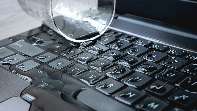 5 Bước Xử Lý Khẩn Cấp "Thần Tốc" Khi Laptop Bị Vô Nước (Quan trọng nhất)